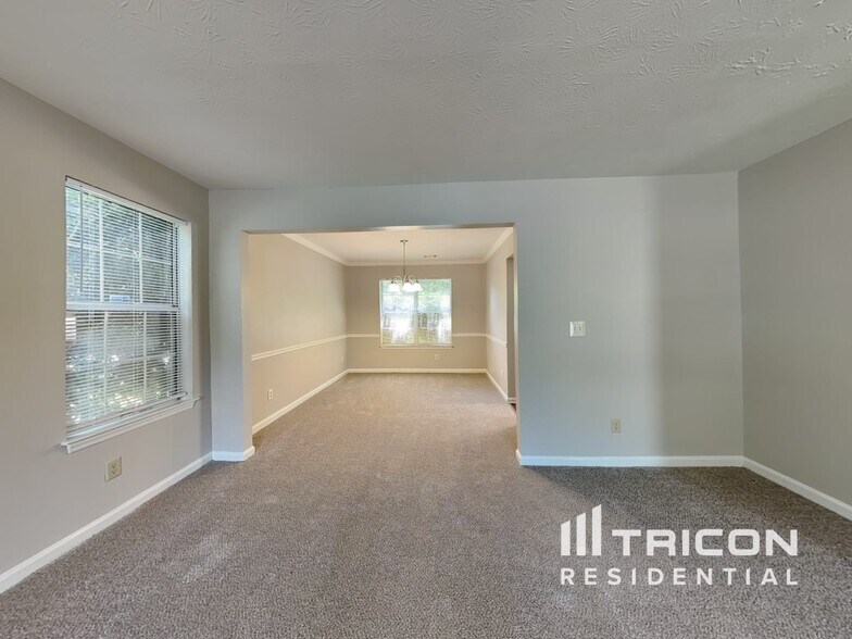 Building Photo - 2711 Woodside Dr