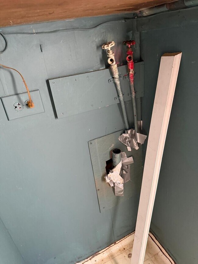 Building Photo - AVAILABLE NOW!