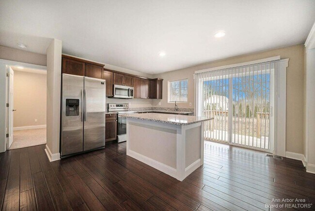 Building Photo - 1 Maple Vlg Ct