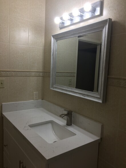 Building Photo - 8539 Saturn St