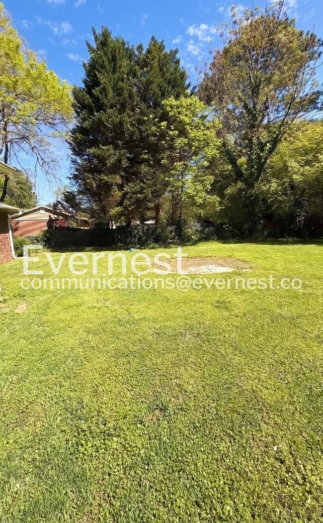 Building Photo - 735 Hillcrest Dr