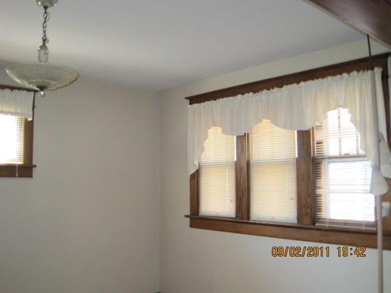 Building Photo - 1323 Park Ave