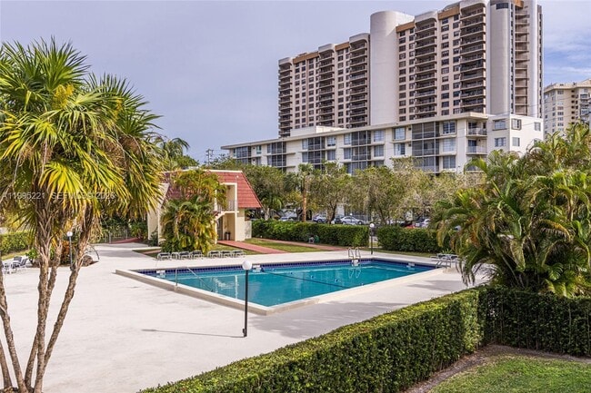 Building Photo - 1651 NE 115th St