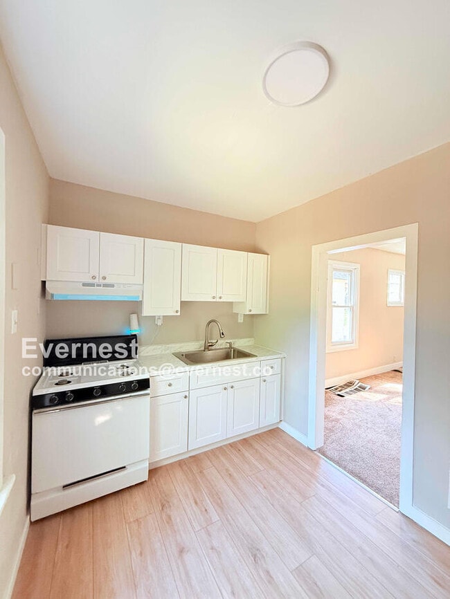 Building Photo - 3 Bed/1 Bath Home / Pet-Friendly / Available Now!