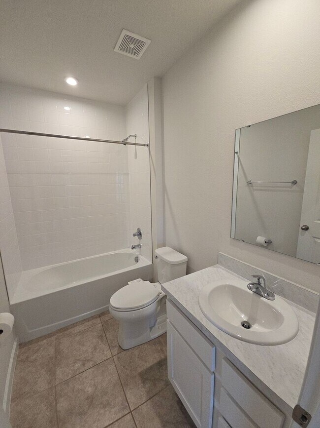 Building Photo - 3 bed 2 bath home