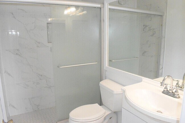 Building Photo - 905 Riverside Dr