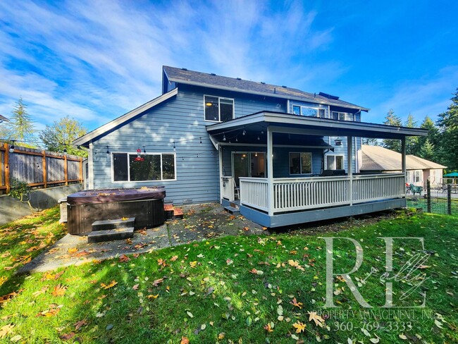 Building Photo - Elegant Silverdale Home with Private Backy...