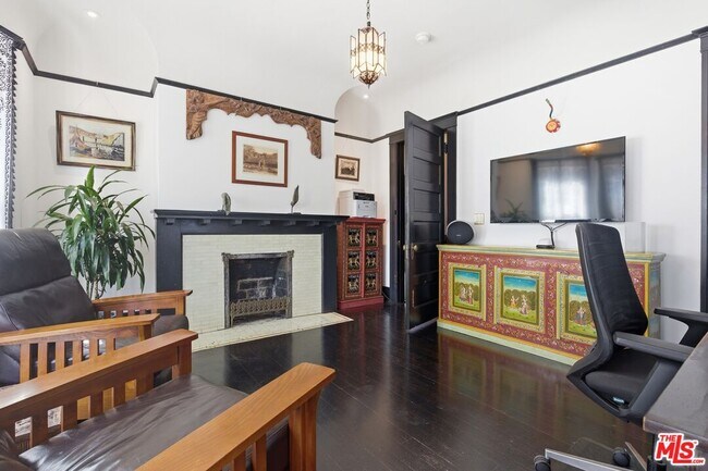 Building Photo - 2624 Van Buren Pl