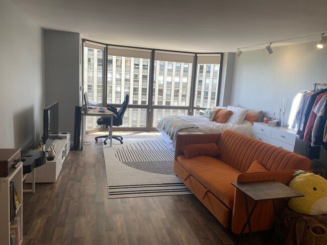 Building Photo - 2650 N Lakeview Ave