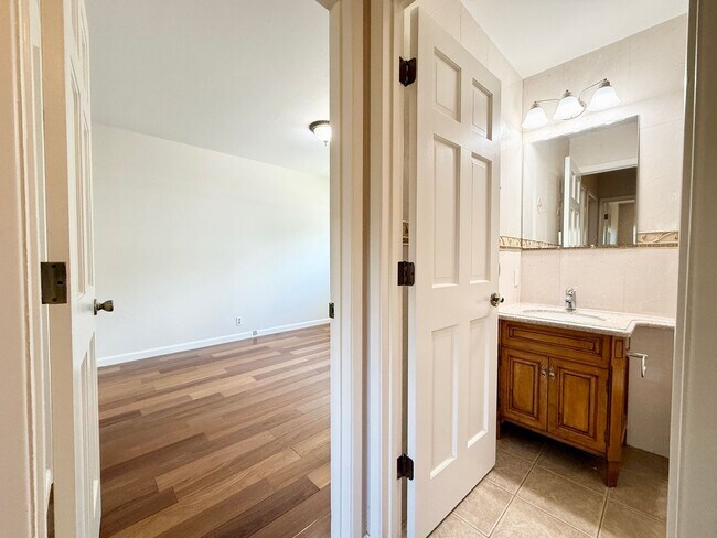 Building Photo - Gorgeously Updated 4-Bed/3-Bath Home & Ent...
