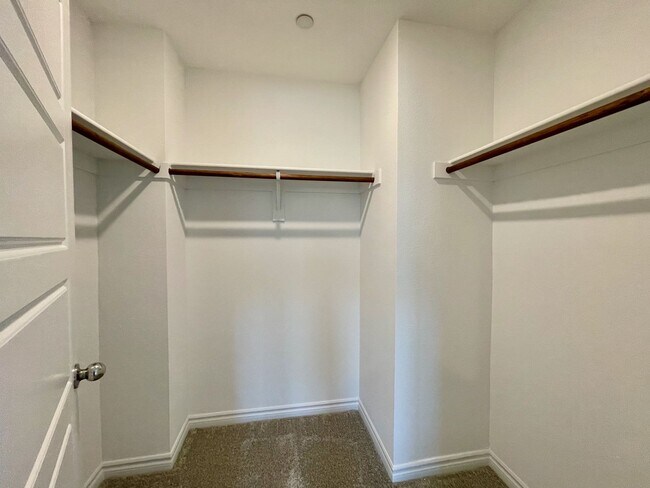 Building Photo - Gated 3 Bed, 2.5 Bath, 2 Car Garage Townho...