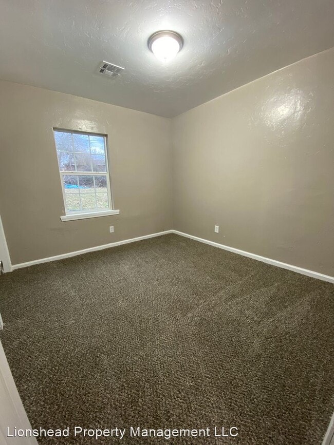 Building Photo - 4 br, 1 bath House - 1040 Sycamore Dr.