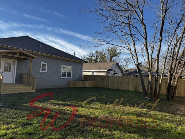 Building Photo - Freshly Remodeled 3 Bed / 2 Bath – Close to Campus | Pets Welcome!