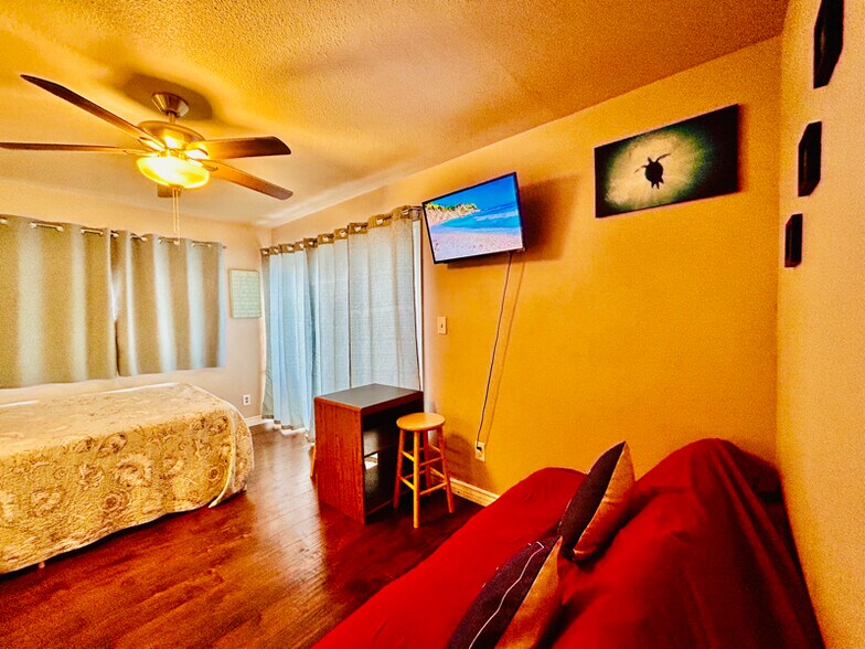 Building Photo - 604 17th St