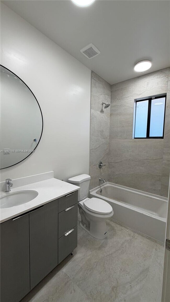 Building Photo - 102 SW 102nd Pl
