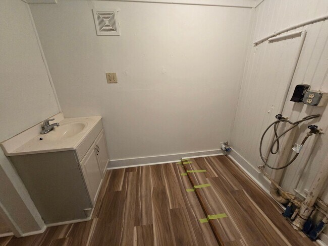 Building Photo - 709/711 W 44th St