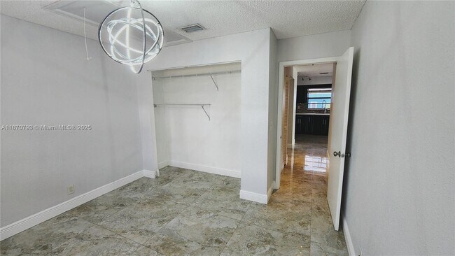Building Photo - 513 S Ocean Dr