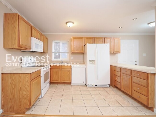 Building Photo - 2 Bed, 1.5 Bath Condo with Off-Street Parking / Available Now!