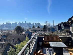 Building Photo - Queen Anne Townhome