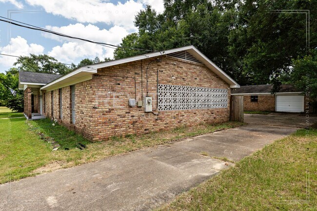 Building Photo - Spacious Brick Home in West Mobile!