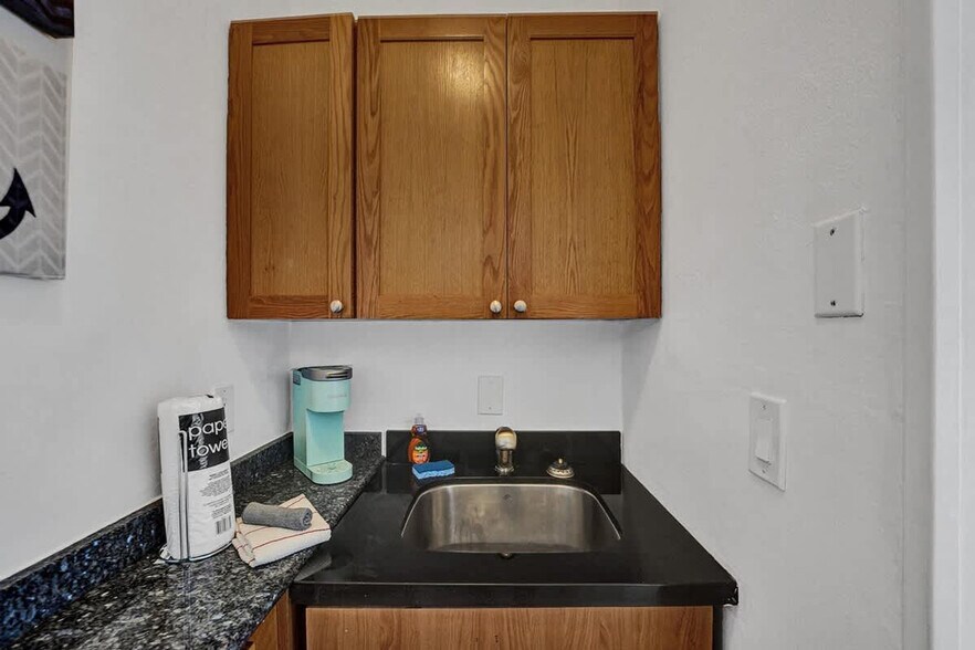 Building Photo - 335 Desoto St