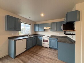 Building Photo - 4 Bedroom Townhome in Hawks Ridge