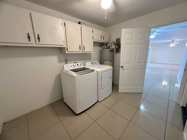 Building Photo - Charming 3 Bed, 2 Bath Pool Home in SE Cap...