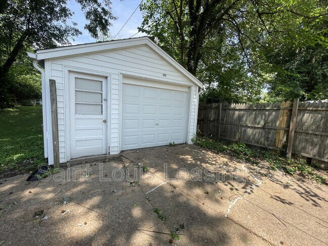 Building Photo - 9815 Lorna Ln