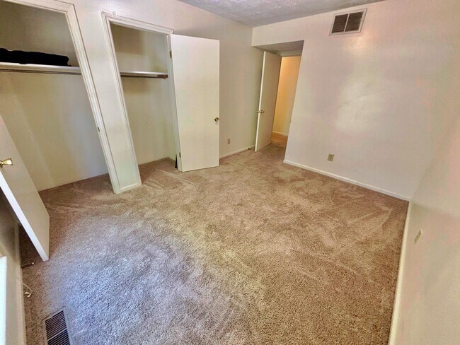 Building Photo - 2 Bedroom Available AUGUST 2026!!