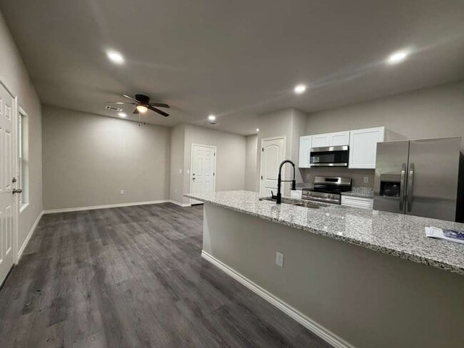 Building Photo - Spacious 2-Story 3BR Apartment Near Shopping, Parks & Major Highways in San Antonio