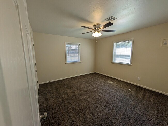 Building Photo - 423 S Bristow Ave