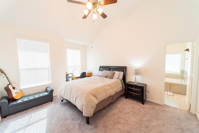 Building Photo - 9926 Spring Shadows Park Cir