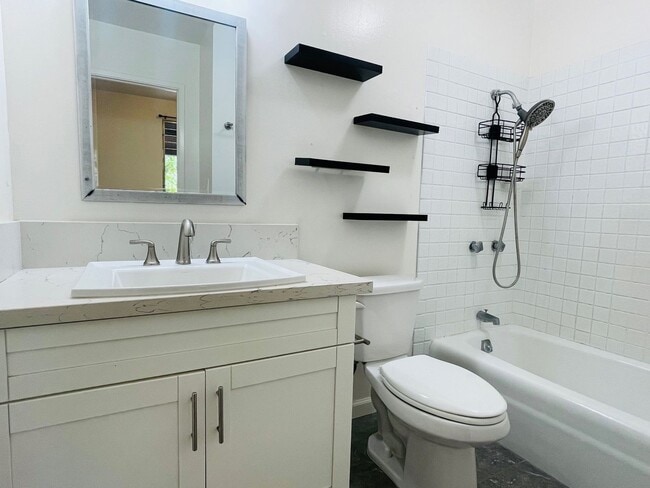 Building Photo - Partly Furnished 2-bedroom,1.5-bath Townho...