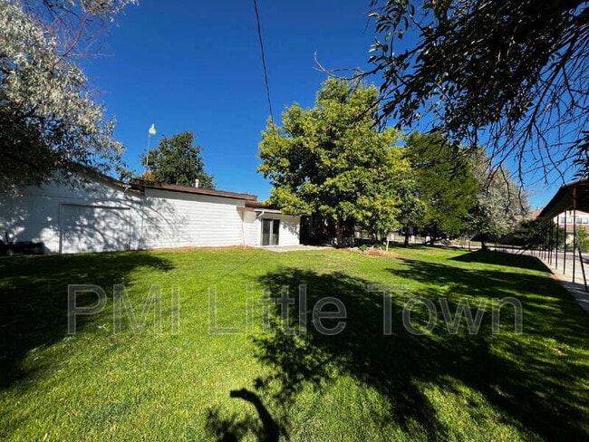 Building Photo - 940 S Geneva St