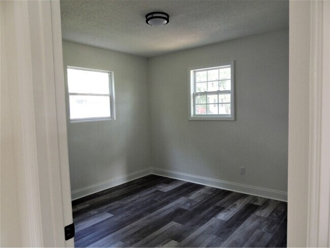 Building Photo - Newly Renovated 3 Bedroom 2 Bathroom House...