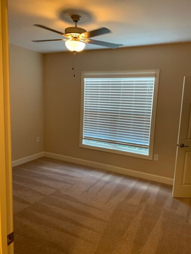 Building Photo - AMAZING UNIT IN ANDERSON CREEK