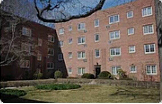 Building Photo - 32 Saint Paul St