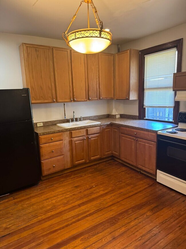 Primary Photo - 4 bedroom, 1 bath, 3 story half double house