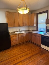 Building Photo - 4 bedroom, 1 bath, 3 story half double house