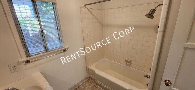 Building Photo - 609 E San Jose Ave