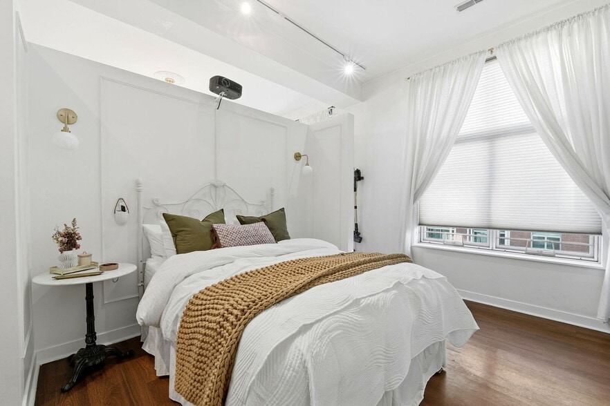 Building Photo - 949 W Madison St