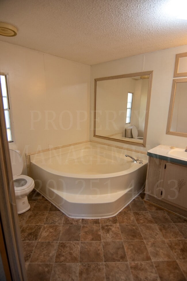 Building Photo - 3 Bedroom 2 Bath