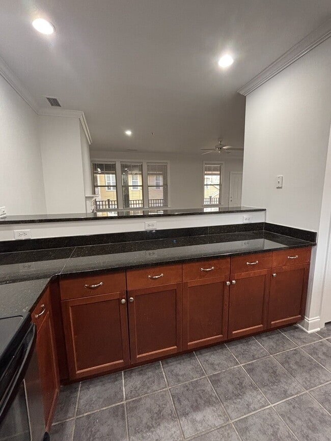 Building Photo - 5565 Colonial Chatsworth Cir