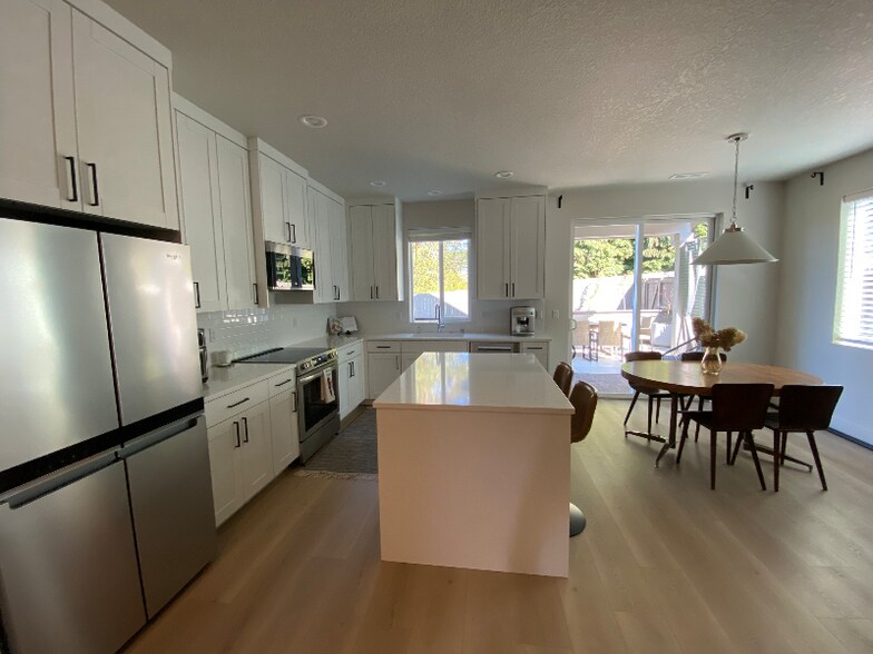 Building Photo - 9909 NE 44th Ct