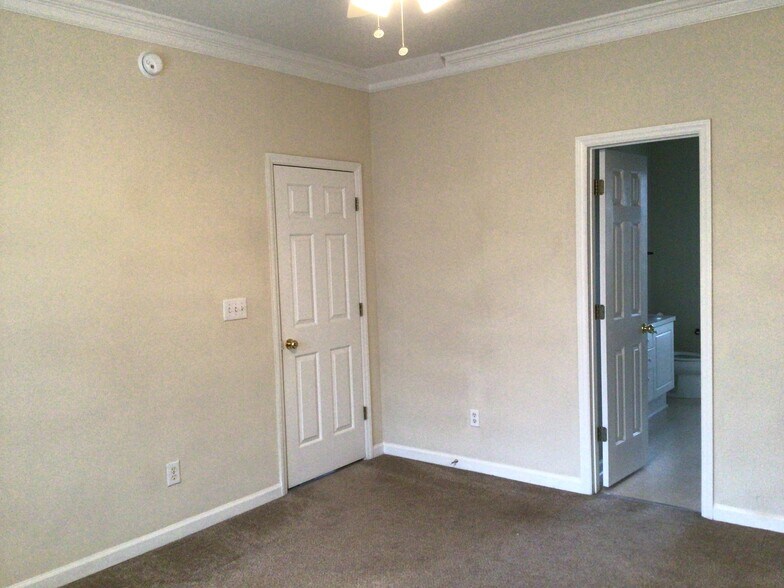Building Photo - 204 McCarthy Dr
