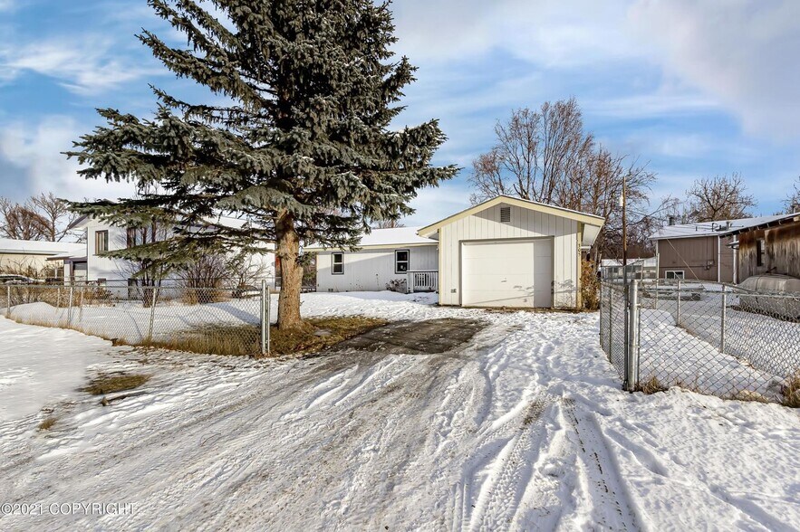 Primary Photo - 305 N Bonanza St