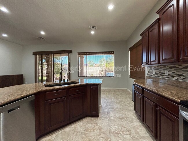 Building Photo - 774 E Maria Ln