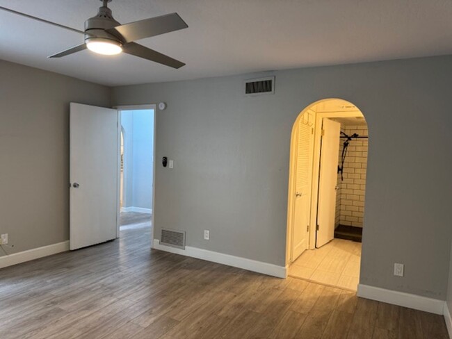 Building Photo - Central Avenue 3 Bedroom 2.5 Bathroom FOR ...