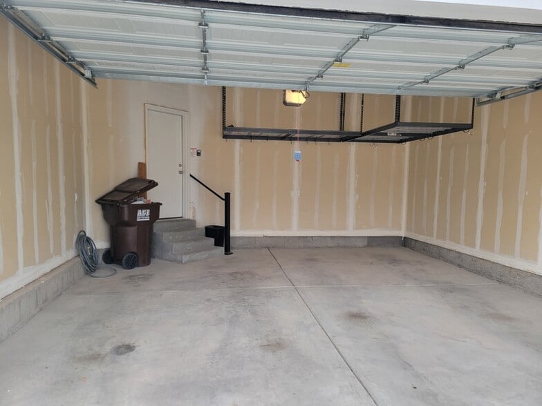 Building Photo - 4895 E Lk Cor Dr