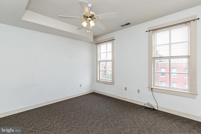Building Photo - 828 S Charles St